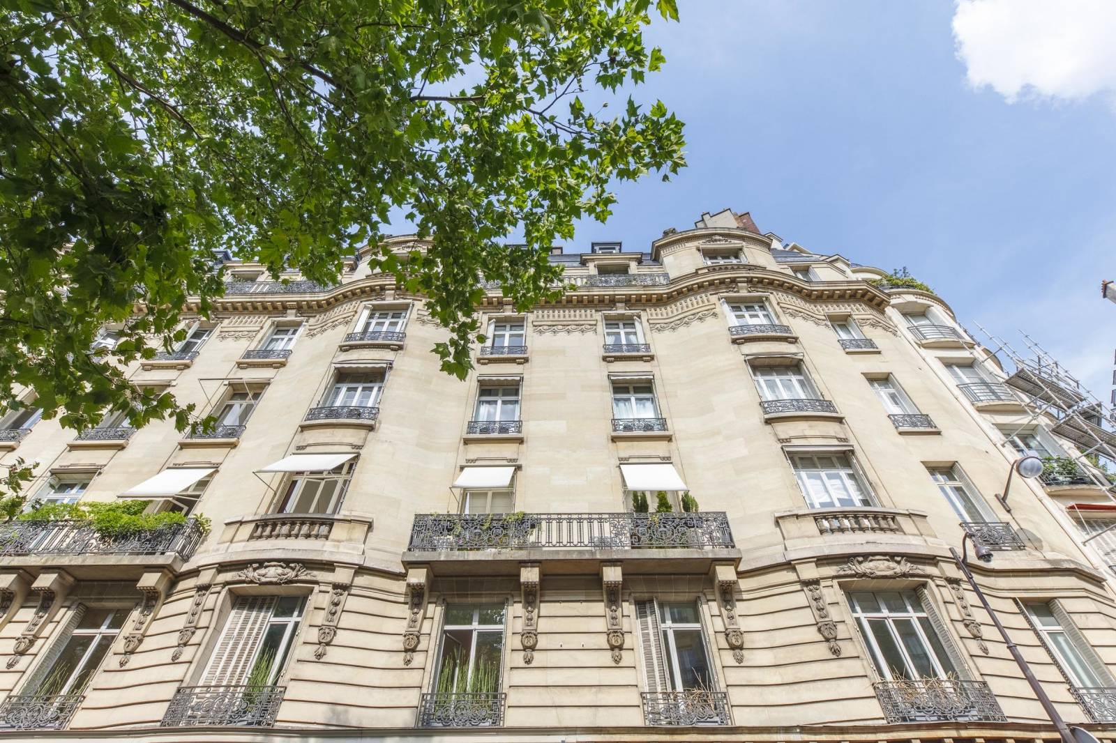 8 rue de Varenne, 75007 Paris - façade de l'immeuble - appartement à vendre en étage avec ascenseur et balcon - agence immobilière Paris 6ème