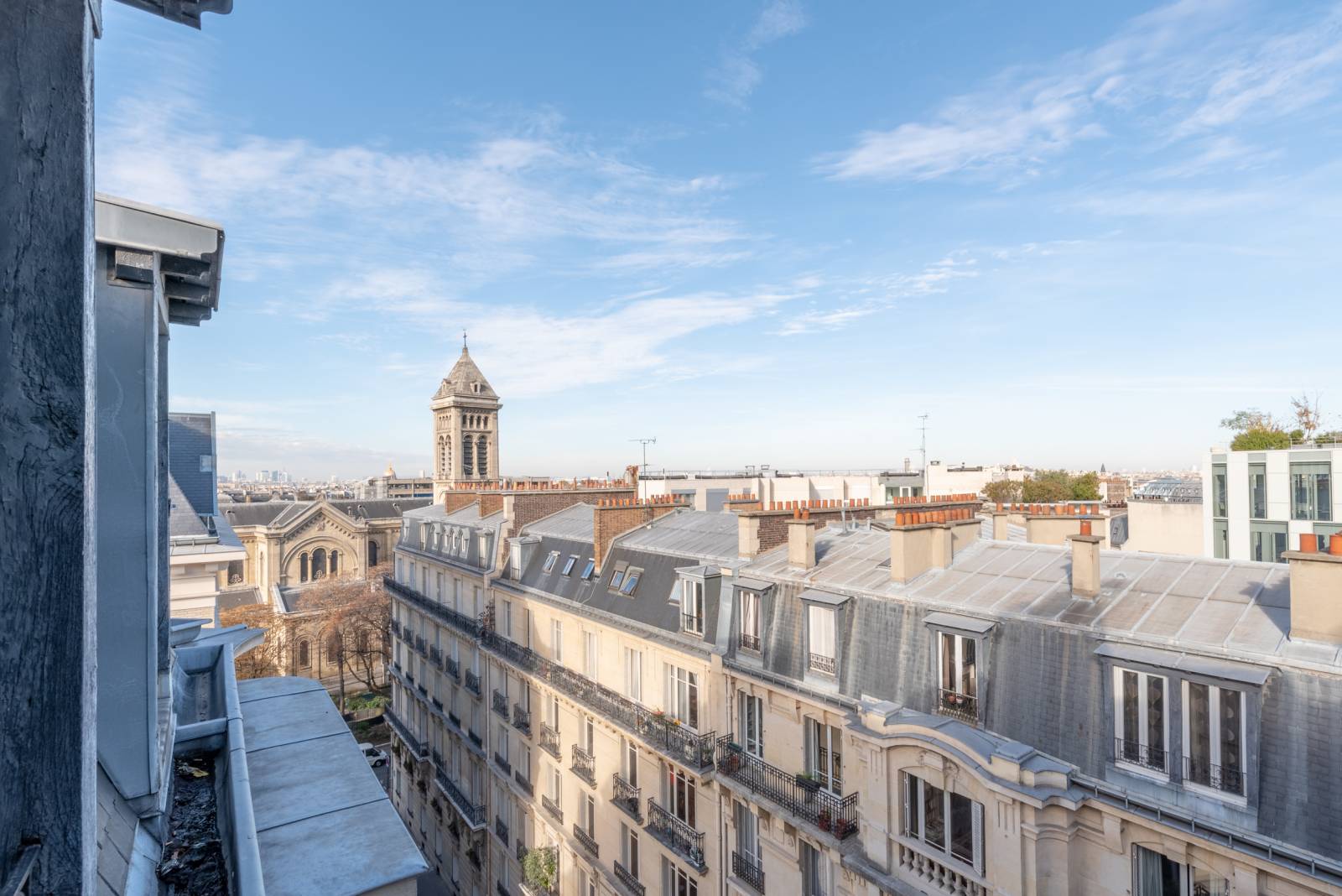 Vue dégagée depuis le studio - Century 21 Assas Raspail - 7 rue Peguy, 75006 Paris