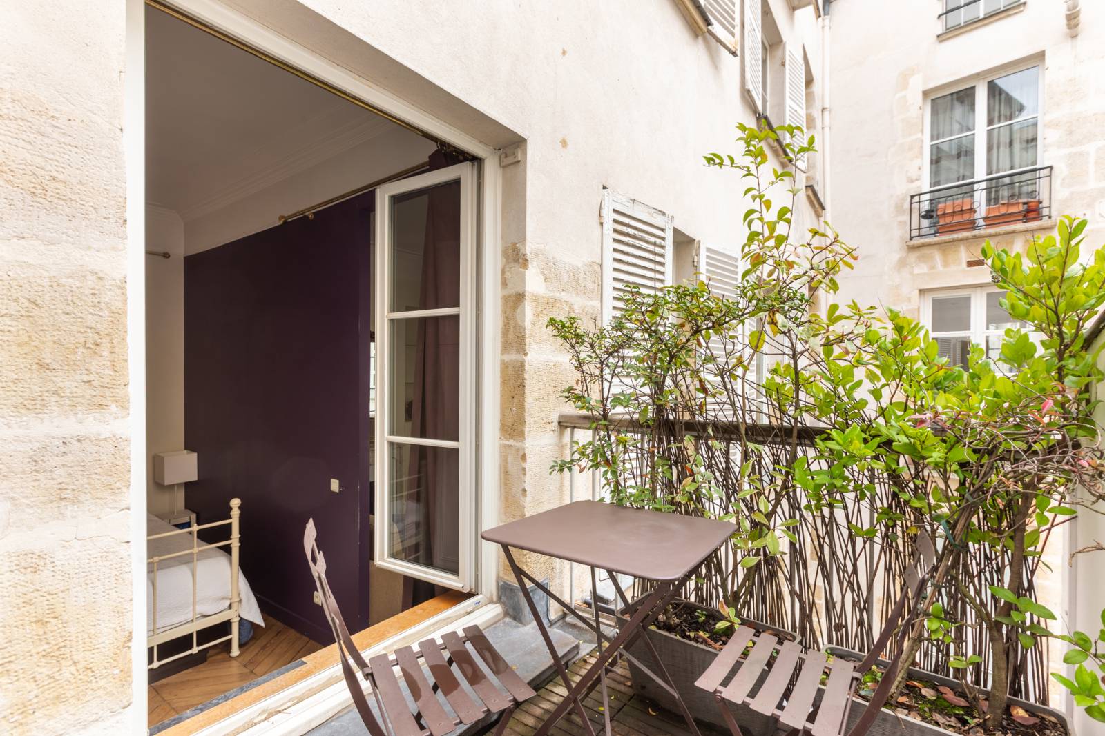 Terrasse confidentielle au sein d’un immeuble ancien, valorisée par l’accompagnement expert d’une agence immobilière Paris 6 prestigieuse.