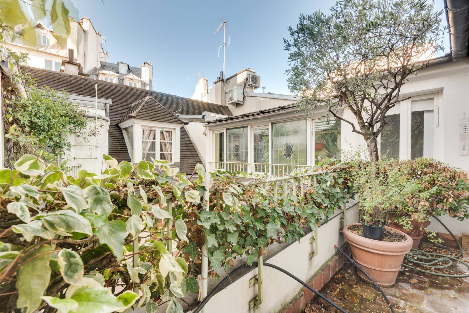 Terrasse située rue Mazarine - Paris 6ème - Saint-Germain-des-Prés