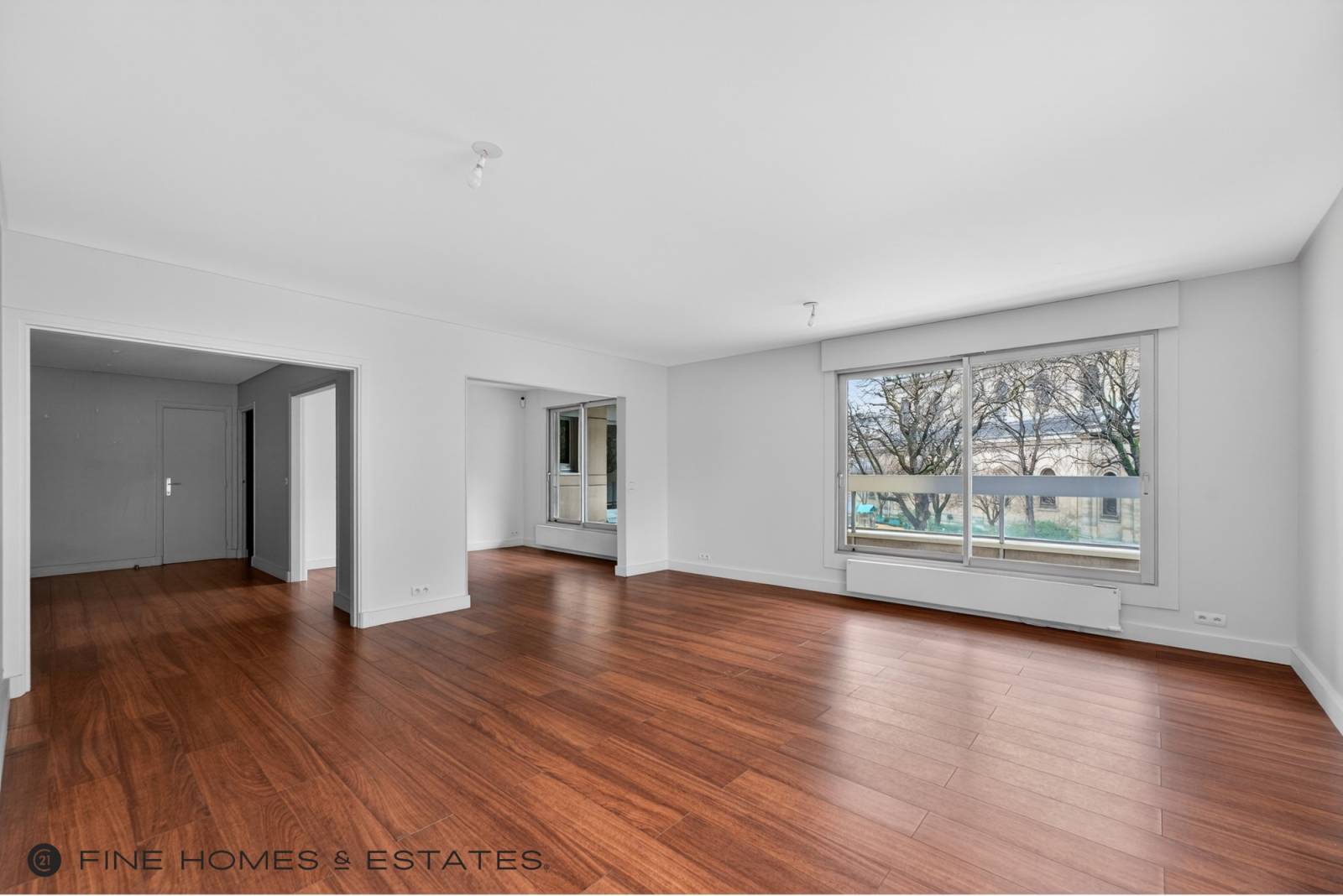 Appartement familial avec 3 chambres et un balcon/terrasse de 20m² situé au 2ème étage avec ascenseur - Paris 6ème : rue Stanislas - métro Notre-Dame des Champs  