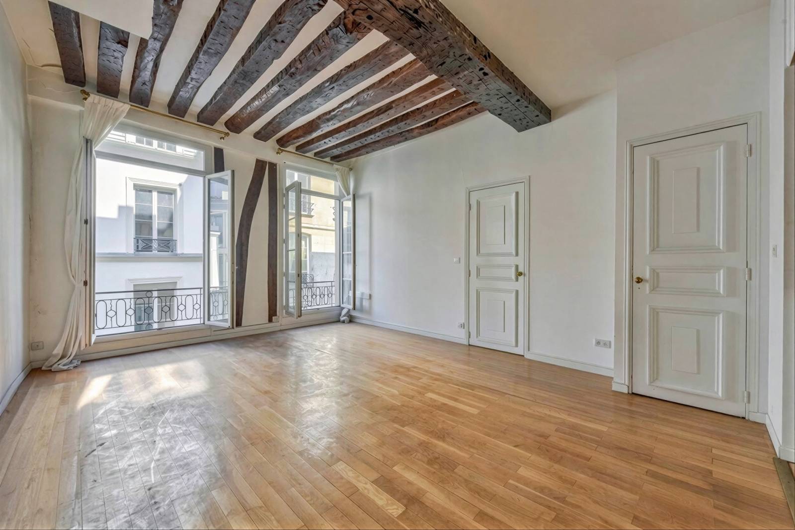 Appartement 2 pièces de 41 m² au 3ème étage d'un immeuble ancien - Paris 6ème : rue Saint-Sulpice - Odéon  