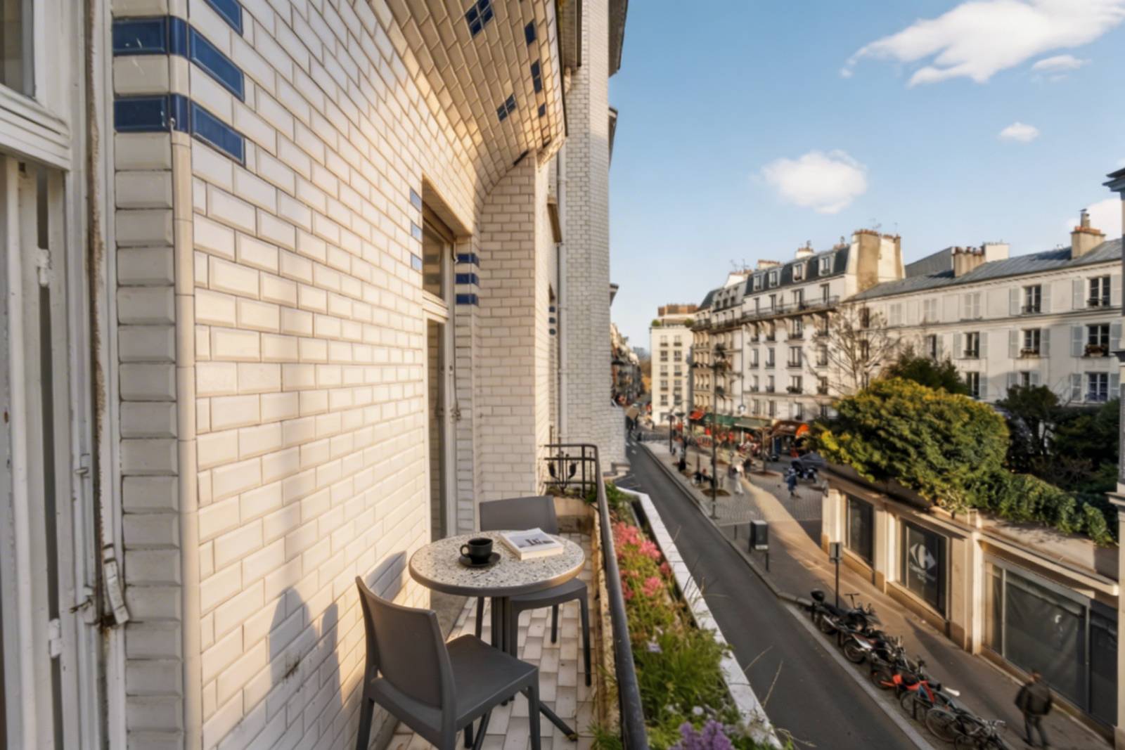 Appartement aux volumes remarquables de 308 m² avec balcon, dans un immeuble de grand standing - Paris 6ème : secteur Vavin - Jardin du Luxembourg  