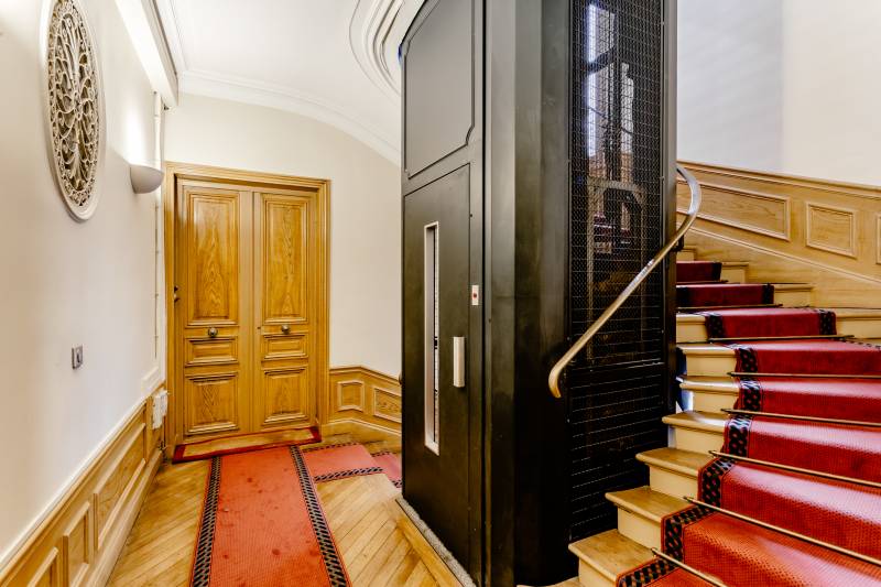 69 rue de Rennes, 75006 - Parties communes - entrée de l'appartement 4 pièces au 2ème étage