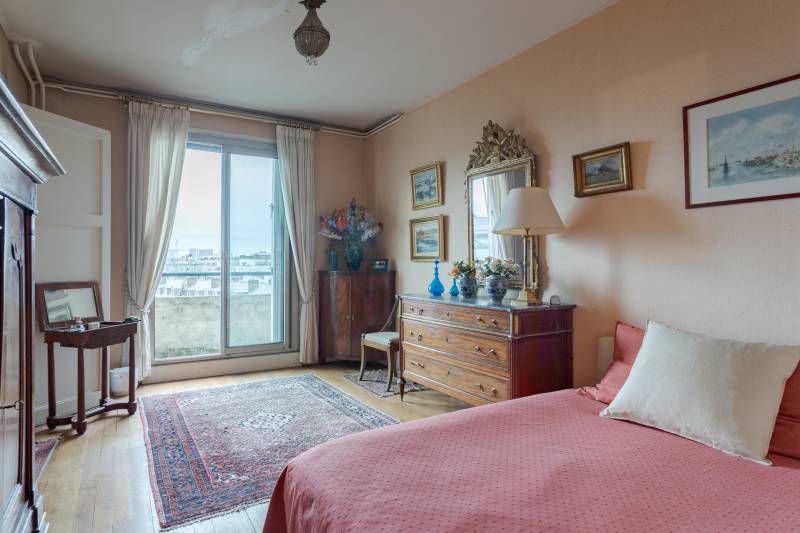 Appartement 2 pièces à rénover situé au 7ème étage avec ascenseur et balcons - Paris 6ème : Boulevard du Montparnasse | métro Duroc  