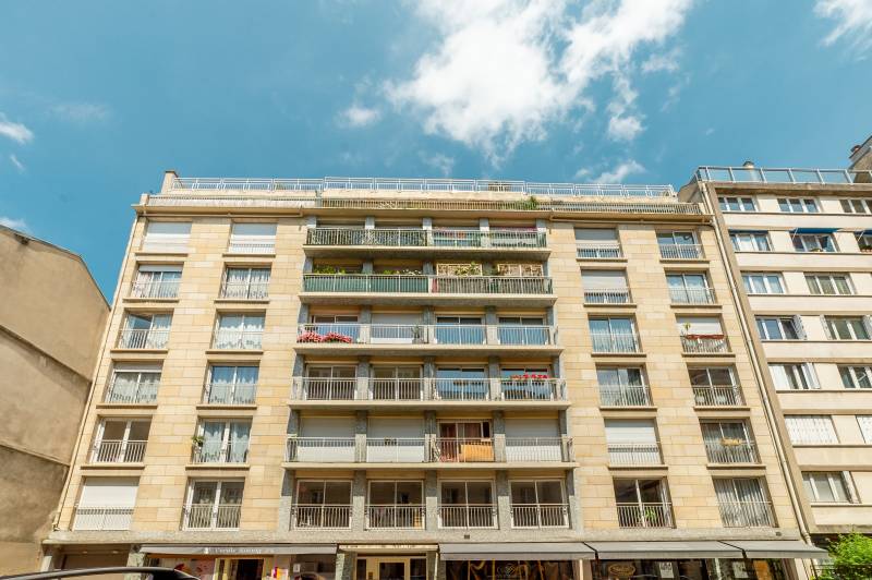 33 rue Fondary, 75015 Paris - Façade de la copropriété / immeuble des années 60 - Century 21 Assas Raspail