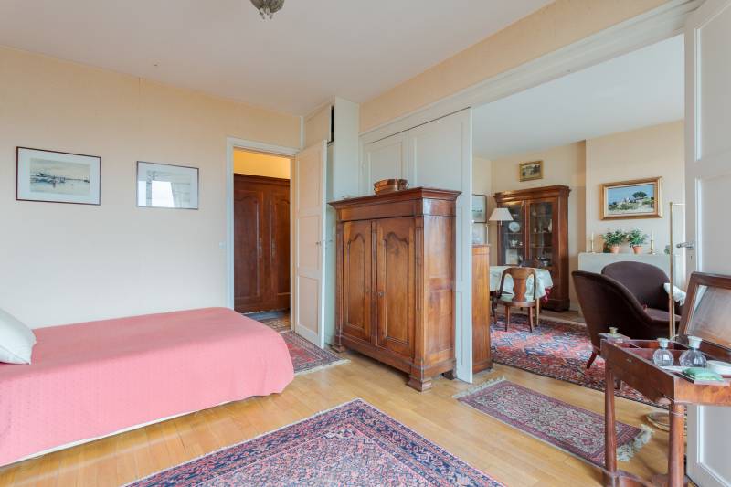 Appartement 2 pièces à rénover situé au 7ème étage avec ascenseur et balcons - Paris 6ème : Boulevard du Montparnasse | métro Duroc  