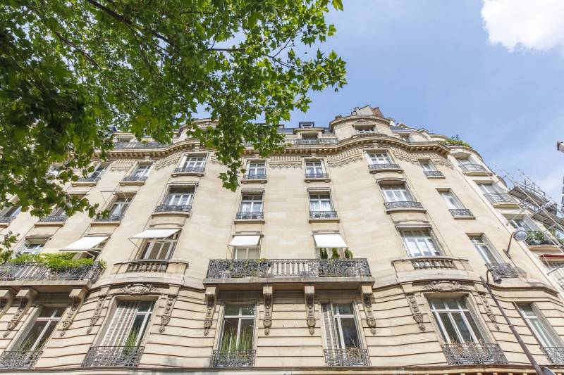 8 rue de Varenne, 75007 Paris - façade de l'immeuble - appartement à vendre en étage avec ascenseur et balcon - agence immobilière Paris 6ème