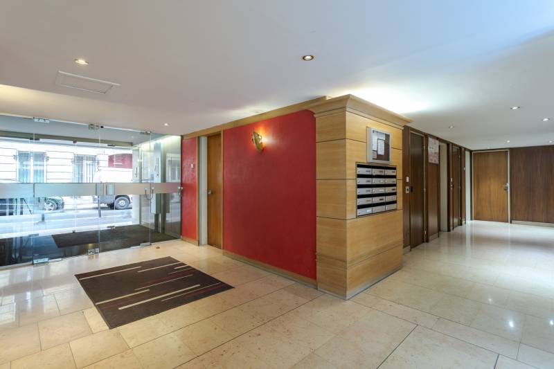 Parties communes de l'immeuble / Salon/chambre / studio vendu rue Duguay Trouin, 75006 Paris