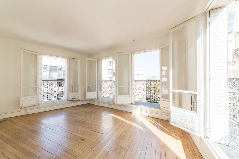 Salon - appartement 3 pièces situé au 5ème étage avec ascenseur et balcon - Century 21 Assas Raspail Paris 6ème