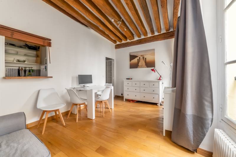 Studio situé au 1er étage avec vue sur une cour arborée - Paris 5ème : rue Saint-Jacques | Panthéon  