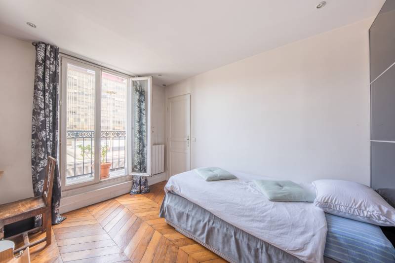 Appartement 3/4 pièces avec balcon filant situé au 5ème étage par escalier - Paris 14ème proche 6ème : rue du Départ | quartier Montparnasse  