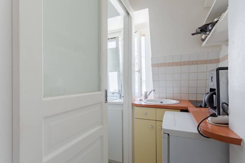 Appartement 2 pièces situé au 6ème et dernier étage avec ascenseur - Paris 12ème : rue de Picpus | métro Bel-Air - Daumesnil  