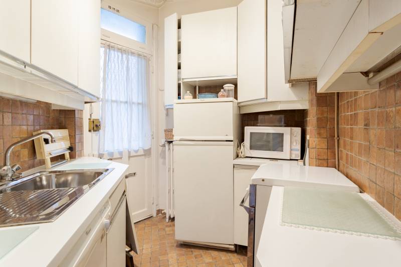 Appartement 2 pièces à rénover situé au 7ème étage avec ascenseur et balcons - Paris 6ème : Boulevard du Montparnasse | métro Duroc  