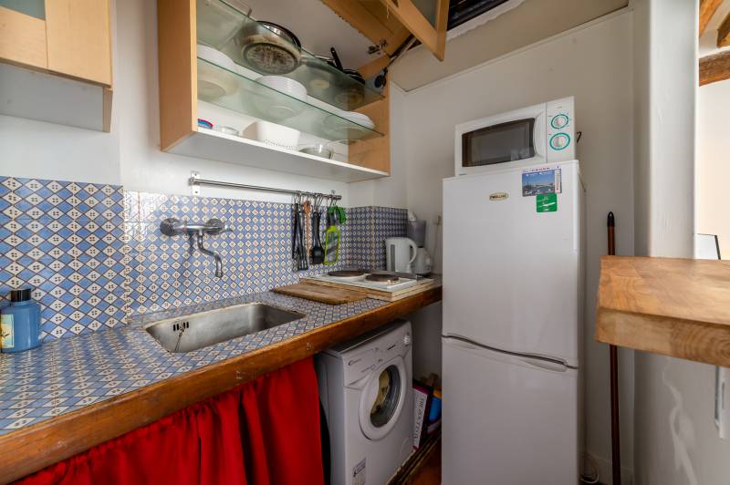 Studio situé au 1er étage avec vue sur une cour arborée - Paris 5ème : rue Saint-Jacques | Panthéon  