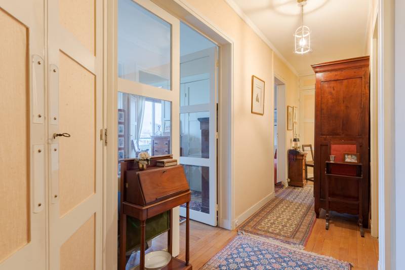 Appartement 2 pièces à rénover situé au 7ème étage avec ascenseur et balcons - Paris 6ème : Boulevard du Montparnasse | métro Duroc  