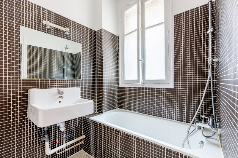 Salle de bains - Location non meublée - rue Albert de Lapparent, 75007 Paris - Century 21 Assas Raspail