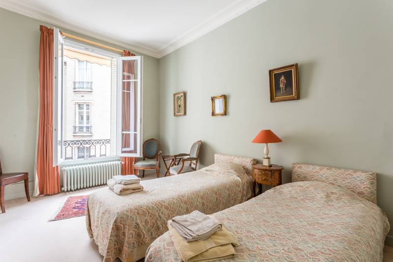 NON DISPONIBLE CAR ACTUELLEMENT LOUÉ - Appartement familial en étage élevé avec 4 chambres - Paris 6ème : rue Huysmans 