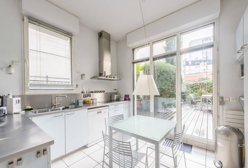Cuisine de la maison familiale avec terrasse et jardin - Century 21 Assas Raspail