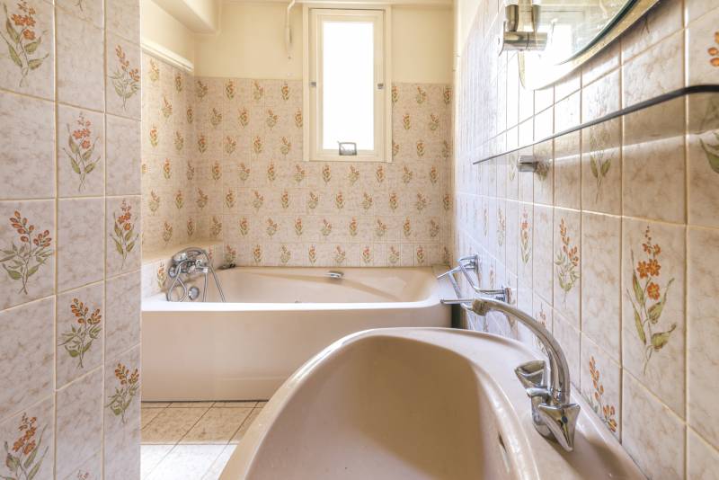 Salle de bains à rénover - rue Bréa - appartement familial avec 4 chambres - Paris 75006
