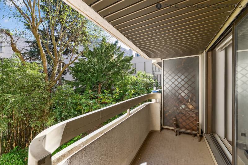 La terrasse prolonge harmonieusement l'espace de vie dans un environnement serein au cœur du Paris 6ème.