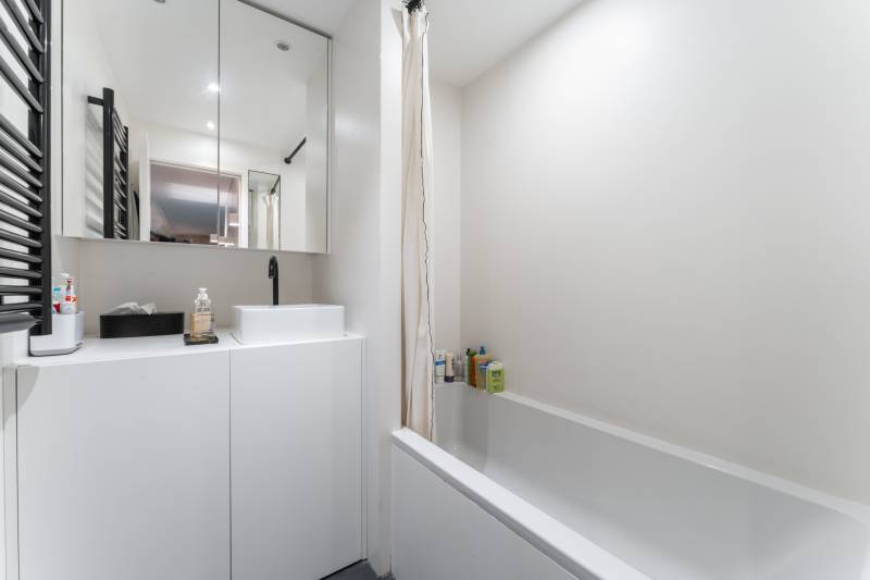 Appartement 3/4 pièces entièrement rénové situé au rez-de-chaussée sur cour au calme - Paris 6ème : rue Saint-Placide | quartier Notre-Dame des Champs  