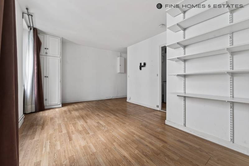 Studio de 23,42 m² situé au 3ème étage par escalier d'un immeuble ancien - Paris 6ème : rue Princesse - rue Guisarde - Marché Saint-Germain  