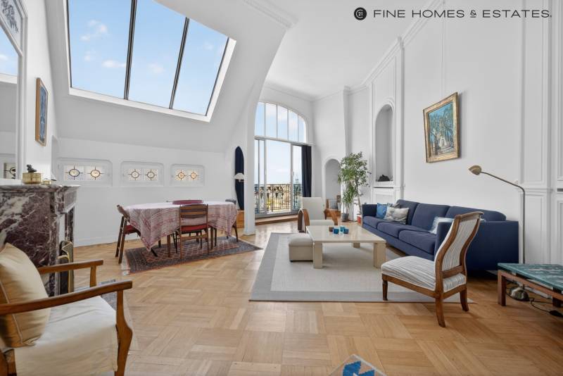 Pièce de vie élégante avec cheminée, parquet et moulures anciennes, dans un immeuble prestigieux proche du Jardin du Luxembourg.