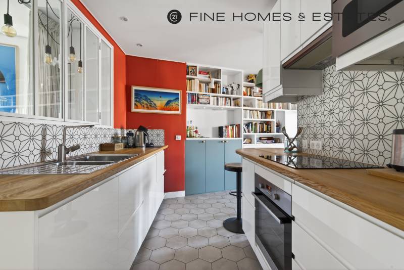 Appartement 3 pièces au calme avec balcons et vue dégagée situé au 5ème étage avec ascenseur : Paris 6ème : Boulevard Saint-Germain - métro Odéon  
