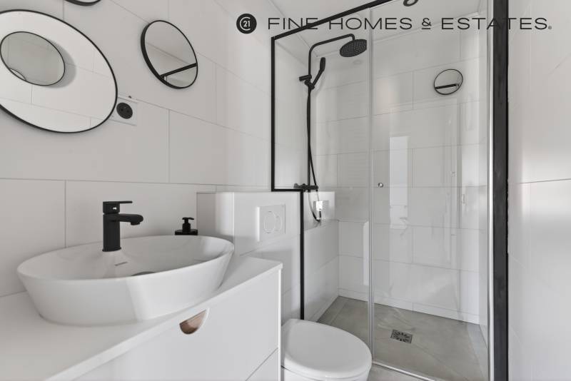 Appartement 3 pièces au calme avec balcons et vue dégagée situé au 5ème étage avec ascenseur : Paris 6ème : Boulevard Saint-Germain - métro Odéon  