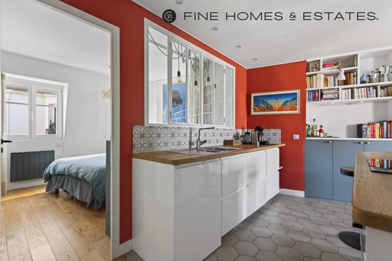 Appartement 3 pièces au calme avec balcons et vue dégagée situé au 5ème étage avec ascenseur : Paris 6ème : Boulevard Saint-Germain - métro Odéon  