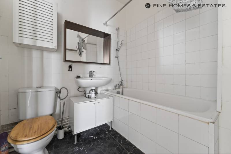 Studio de 23,42 m² situé au 3ème étage par escalier d'un immeuble ancien - Paris 6ème : rue Princesse - rue Guisarde - Marché Saint-Germain  