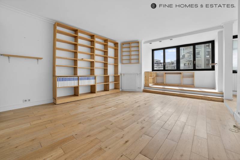 Ce séjour calme et lumineux séduit par son volume généreux et sa situation recherchée proche Montparnasse rive gauche.