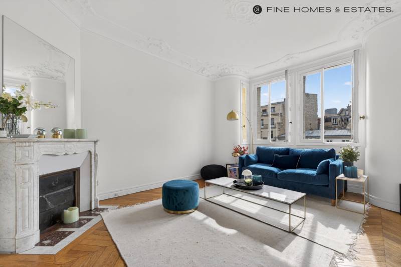 Ce séjour traversant illustre l’élégance recherchée par notre agence immobilière Paris 6, avec volumes et lumière préservés.