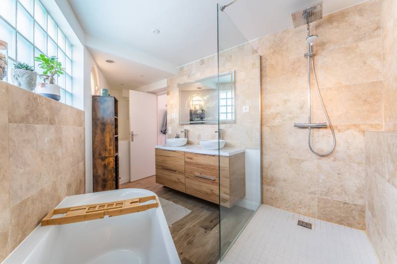 Maison non mitoyenne sur un terrain avec une terrasse - RUEIL MALMAISON - 92  