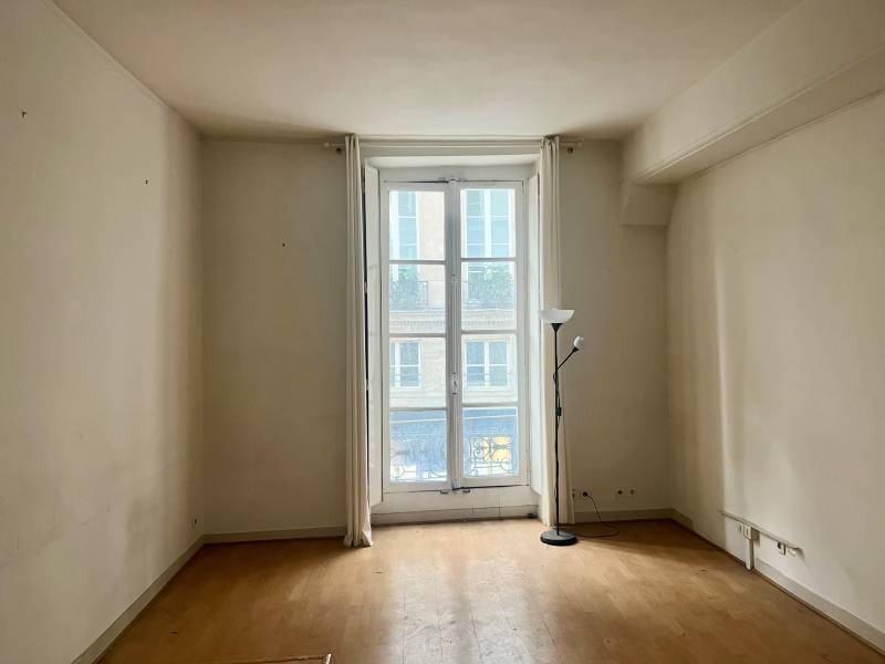 Studio entièrement à rénover dans un immeuble bientôt ravalé - Paris 6ème : rue de Tournon | Sénat - Saint-Sulpice  