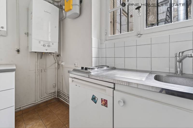 Studio de 23,42 m² situé au 3ème étage par escalier d'un immeuble ancien - Paris 6ème : rue Princesse - rue Guisarde - Marché Saint-Germain  