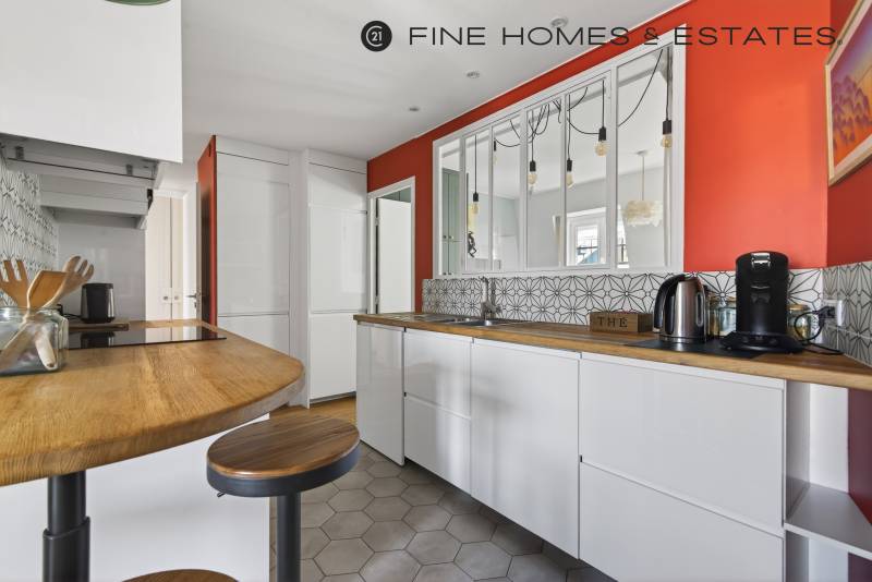 Appartement 3 pièces au calme avec balcons et vue dégagée situé au 5ème étage avec ascenseur : Paris 6ème : Boulevard Saint-Germain - métro Odéon  