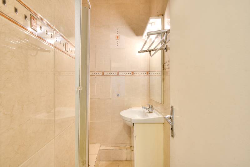 Appartement 3 pièces à rénover avec 2 chambres situé au 1er étage avec ascenseur : Paris 6ème : rue Monsieur Le Prince | Jardin du Luxembourg  