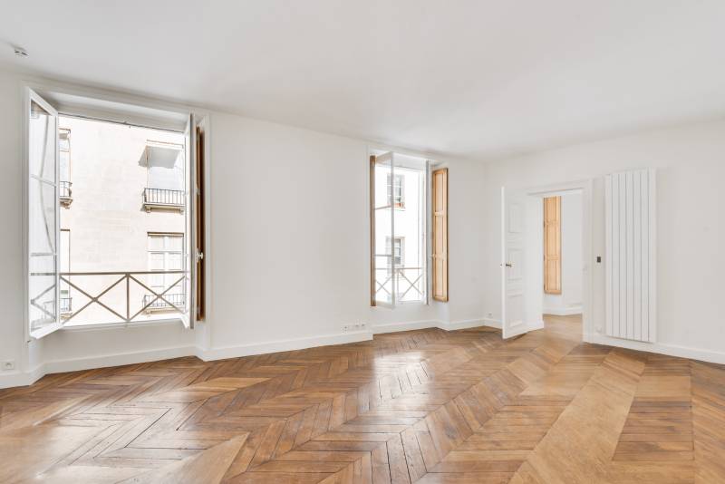 NON DISPONIBLE CAR ACTUELLEMENT LOUÉ - Appartement 4 pièces de 103 m² avec 2 chambres situé au 2ème étage par escalier - Location vide - Paris 6ème : rue du Cherche-Midi  