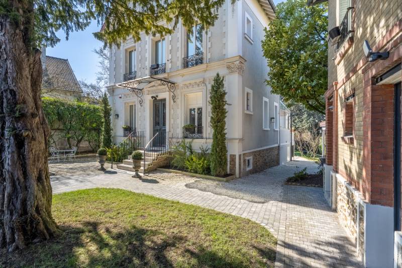 Maison familiale de caractère avec dépendance, jardin arboré, volumes généreux et équipements haut de gamme, proche commerces et transports.