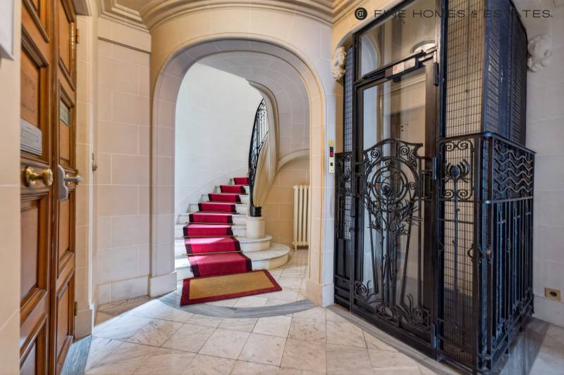 Appartement 5 pièces en étage avec ascenseur - terrasse et balcon - vue dégagée - Paris 6ème : rue Huysmans - proche du Jardin du Luxembourg  