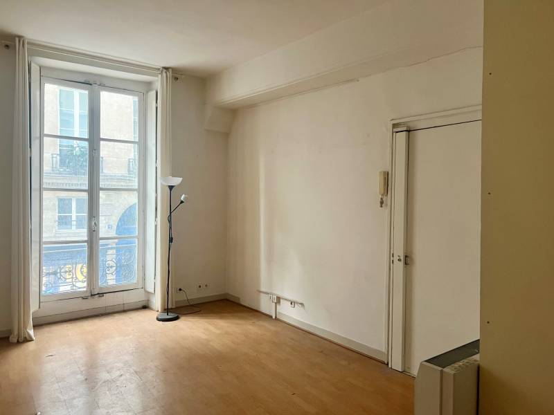 Studio entièrement à rénover dans un immeuble bientôt ravalé - Paris 6ème : rue de Tournon | Sénat - Saint-Sulpice  