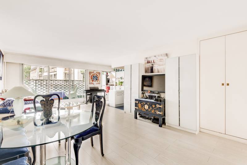 Appartement 2 pièces avec large balcon et possibilité d'un box - Paris 6ème : rue Notre-Dame des Champs | Vavin  