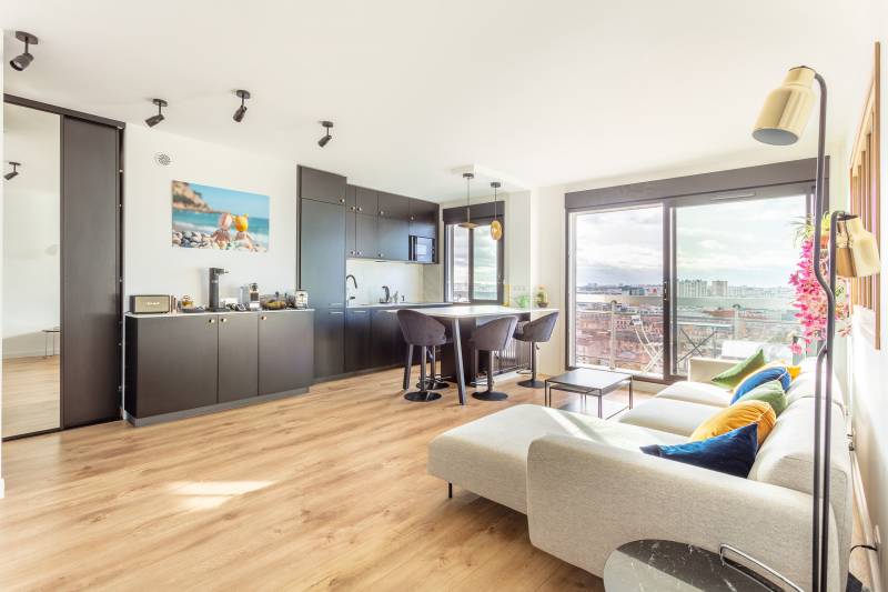 Appartement 3 pièces entièrement rénové avec balcon au 15ème étage avec ascenseur - Paris 14ème : rue d'Alésia | métro Plaisance  