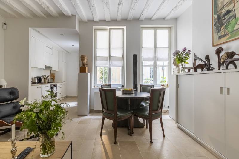 Appartement deux pièces avec terrasse au rez-de-chaussée sur cour - Paris 6ème : rue Mazarine - métro Odéon  