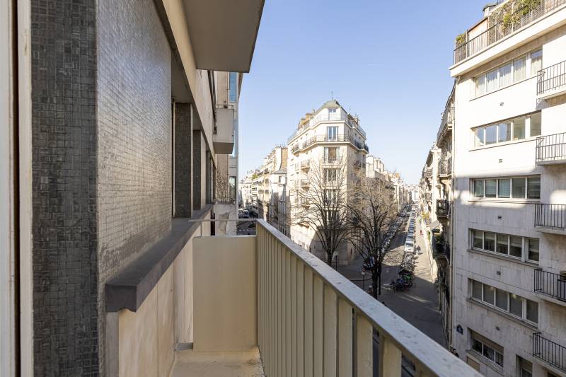 Appartement 3 pièces de 69m² avec 2 chambres situé en étage avec ascenseur - Paris 6ème : rue d'Assas - proche du Jardin du Luxembourg  