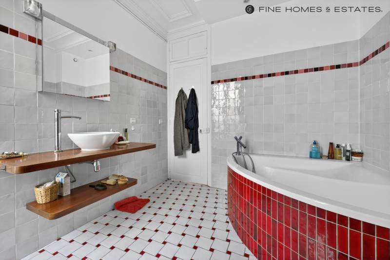 Appartement 4 pièces de 88 m² au 5ème étage avec vue dégagée - Paris 15ème : Avenue de Ségur - UNESCO  