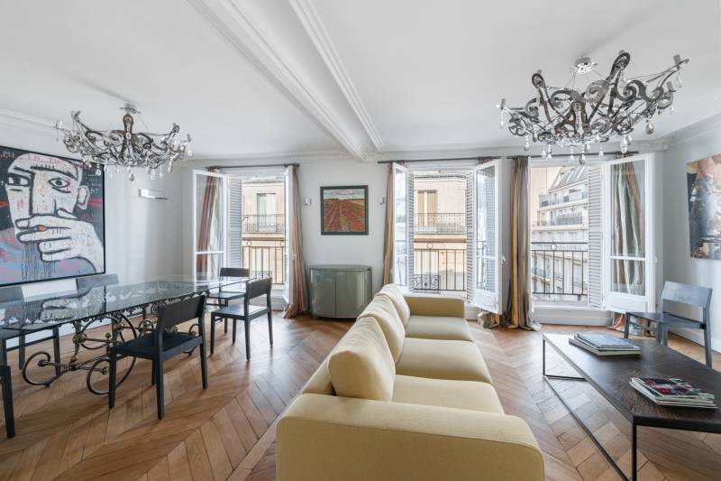 Appartement 4 pièces de 109m² avec 2 chambres et balcon filant situé au 5ème étage avec ascenseur - Paris 6ème : rue Notre-Dame des Champs  