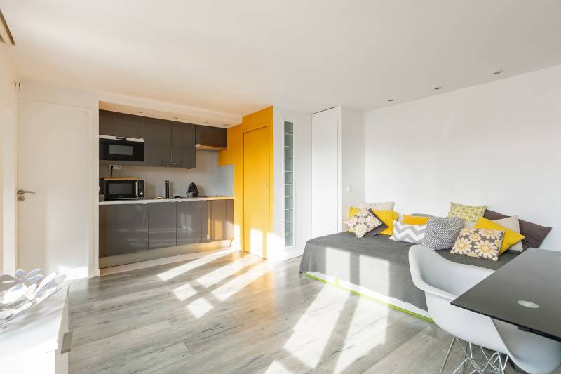 Charmant studio lumineux avec vue dégagée au 6ème étage par escalier - Paris 7ème : rue de Grenelle  